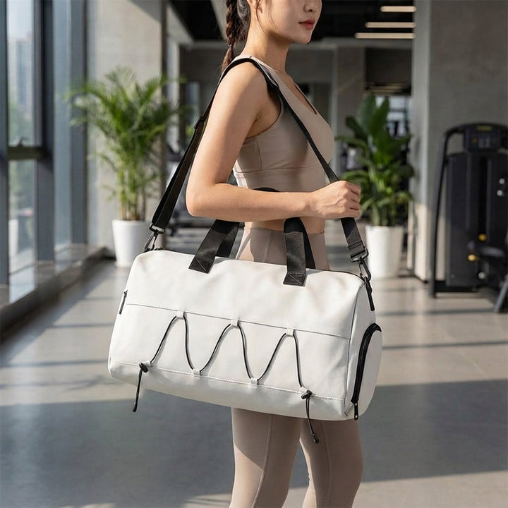 Zwarte GearGlide reisduffel met apart schoenvak, ideaal voor georganiseerd en waterdicht reizen. Perfecte weekendtas.