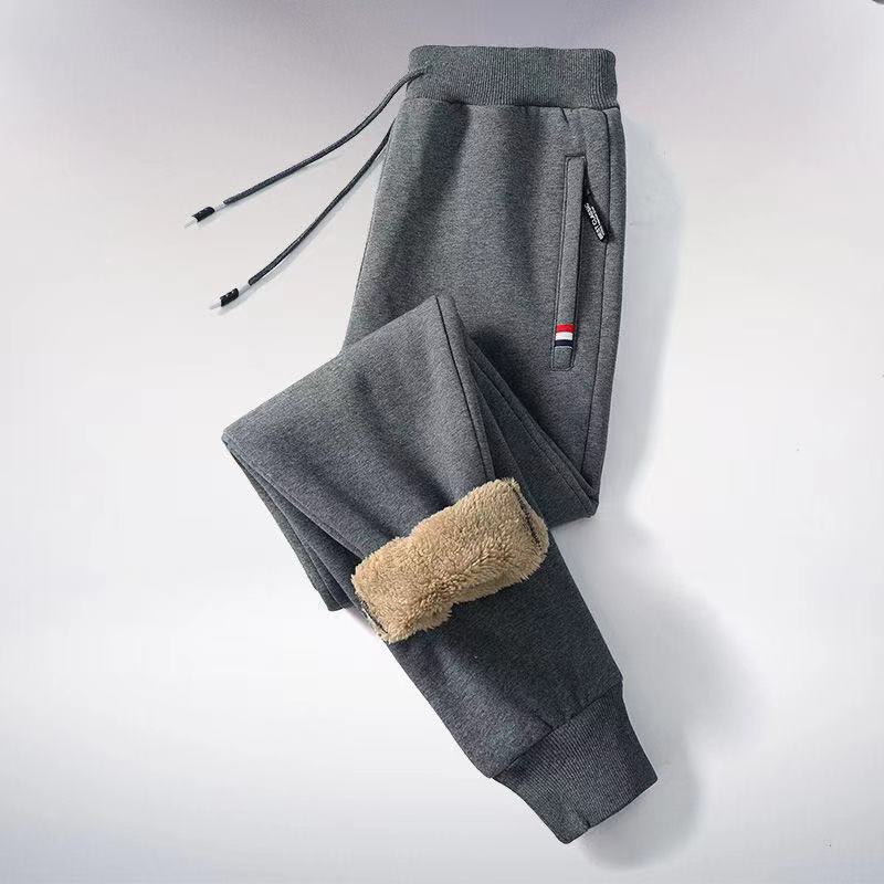 Zachte fleece voering van de warme thermobroek. Perfecte isolerende laag voor koude dagen en outdoor activiteiten.
