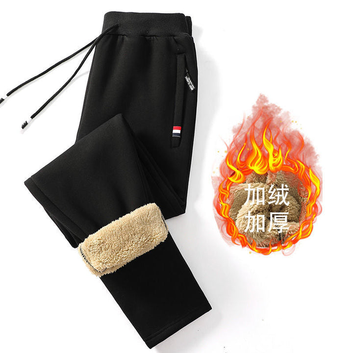 Man draagt grijze warme thermobroek casual thuis. Comfortbroek met trekkoord voor ontspanning en mannen mode.