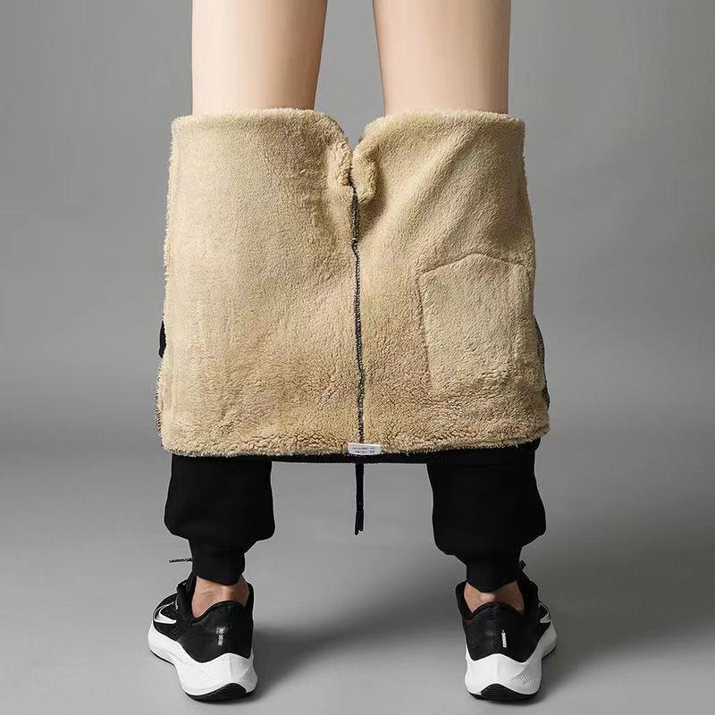 Zwarte Heren Warme ThermoBroek plat gelegd. Comfortabele en isolerende fleecebroek, perfect voor winterkleding.