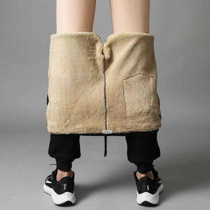 Zwarte Heren Warme ThermoBroek plat gelegd. Comfortabele en isolerende fleecebroek, perfect voor winterkleding.