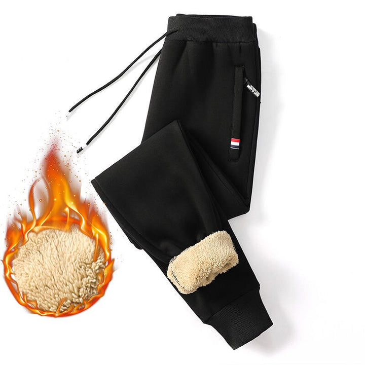 Heren warme thermobroek in outdoor omgeving. Ideale isolerende broek voor wandelen en winterse activiteiten.