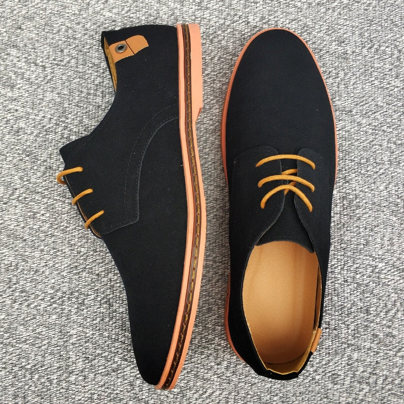 Gedetailleerde close-up van zwarte Oxford herenschoenen met fijne veters en nette stiksels.