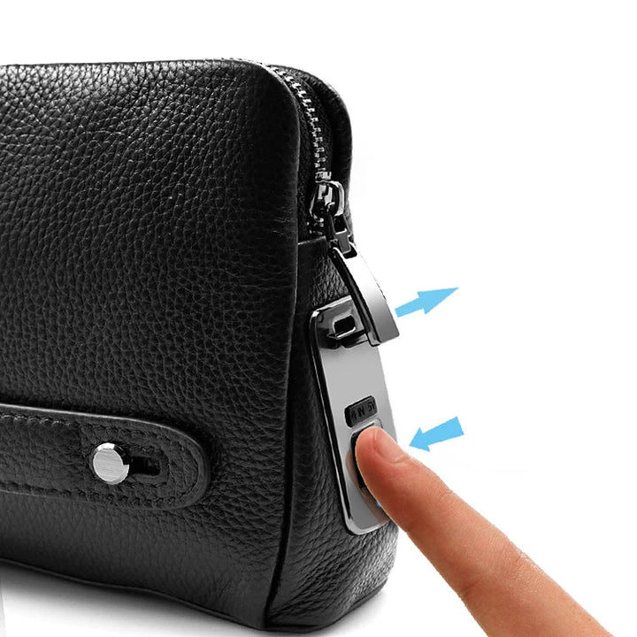 Veilige zwarte leren heren clutch met geavanceerd vingerafdrukslot; beschermt waardevolle spullen effectief.