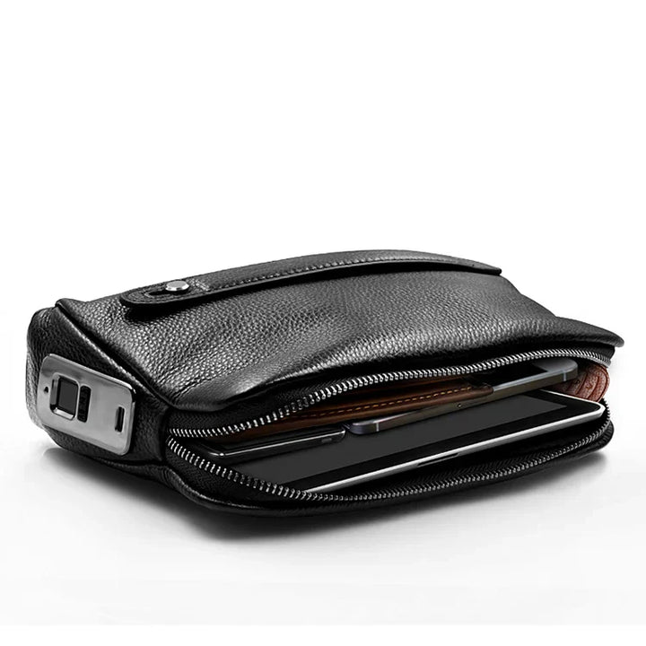 Stijlvolle zwarte leren clutch voor heren, een compacte anti-diefstal tas met modern vingerafdrukslot.