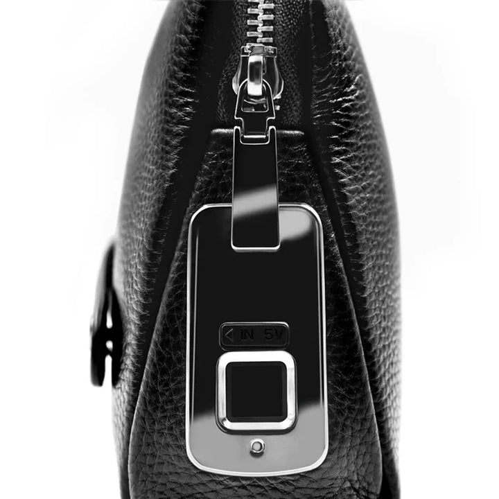 Zakelijke zwarte leren heren organizer clutch, met vingerafdrukslot voor veilige en geordende opslag.