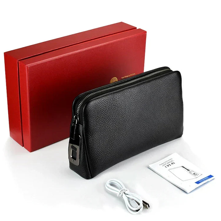 Compacte zwarte leren heren reistas clutch met anti-diefstal vingerafdrukslot; perfect voor onderweg.
