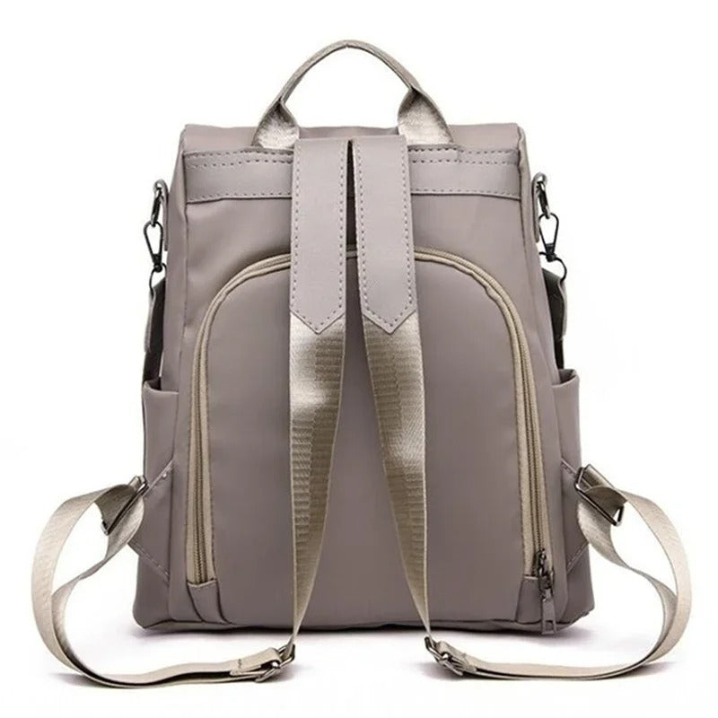 Stijlvolle damesrugzak van lichtgewicht nylon in khaki, gedragen als crossbody. Waterafstotend en modern.