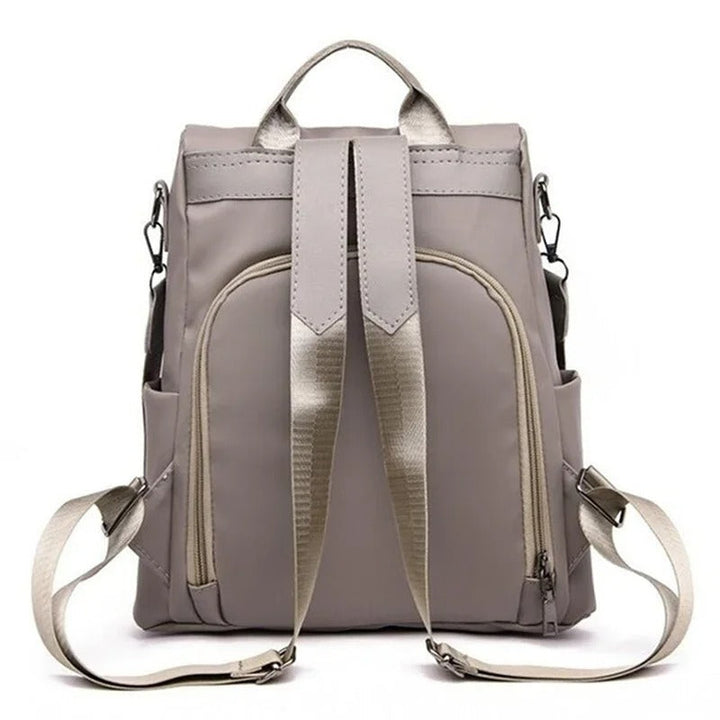 Stijlvolle damesrugzak van lichtgewicht nylon in khaki, gedragen als crossbody. Waterafstotend en modern.