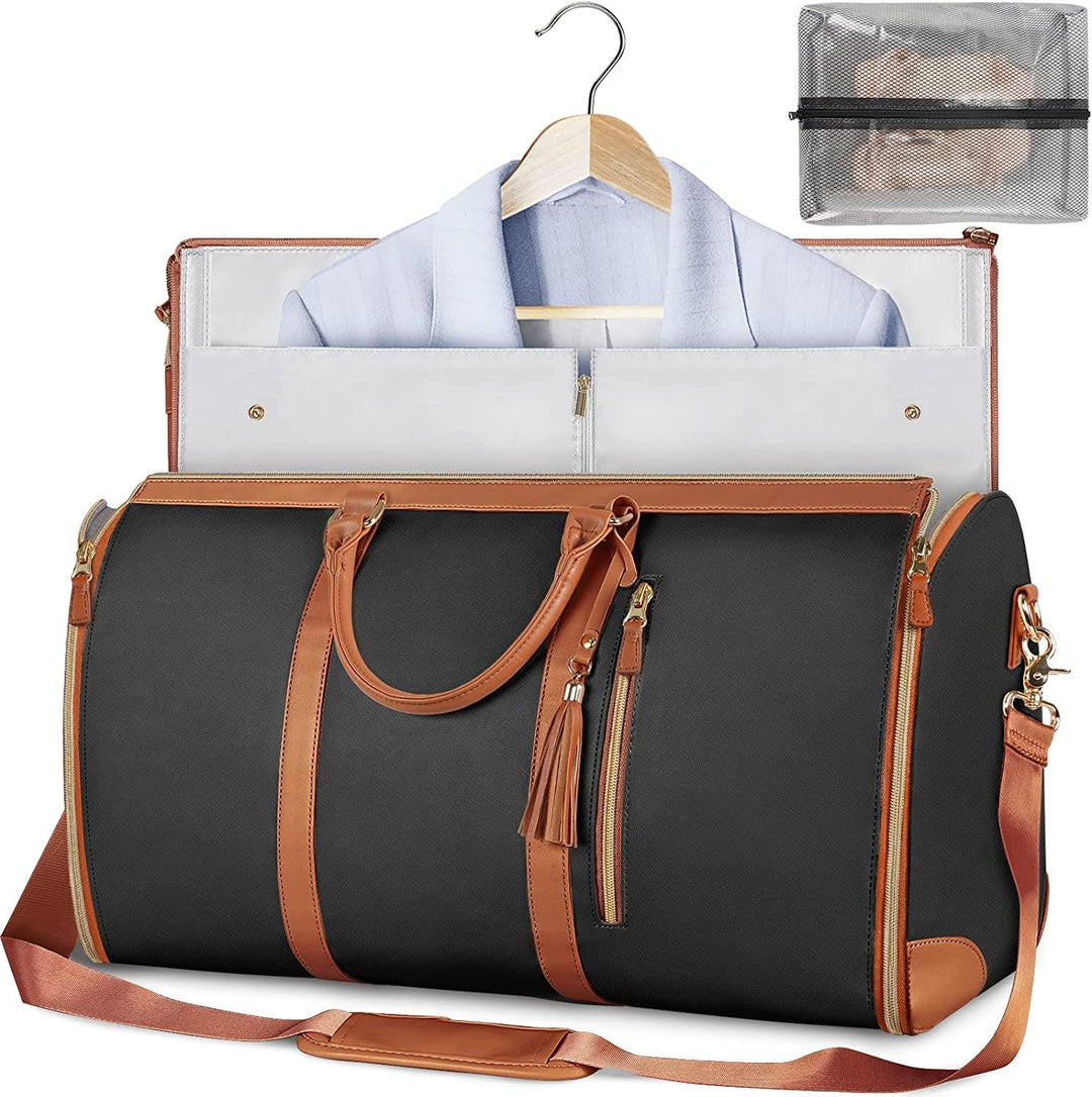 Opvouwbare kledingtas voor zakelijke reizen, geopend met vakken voor hemden, broeken en persoonlijke accessoires.