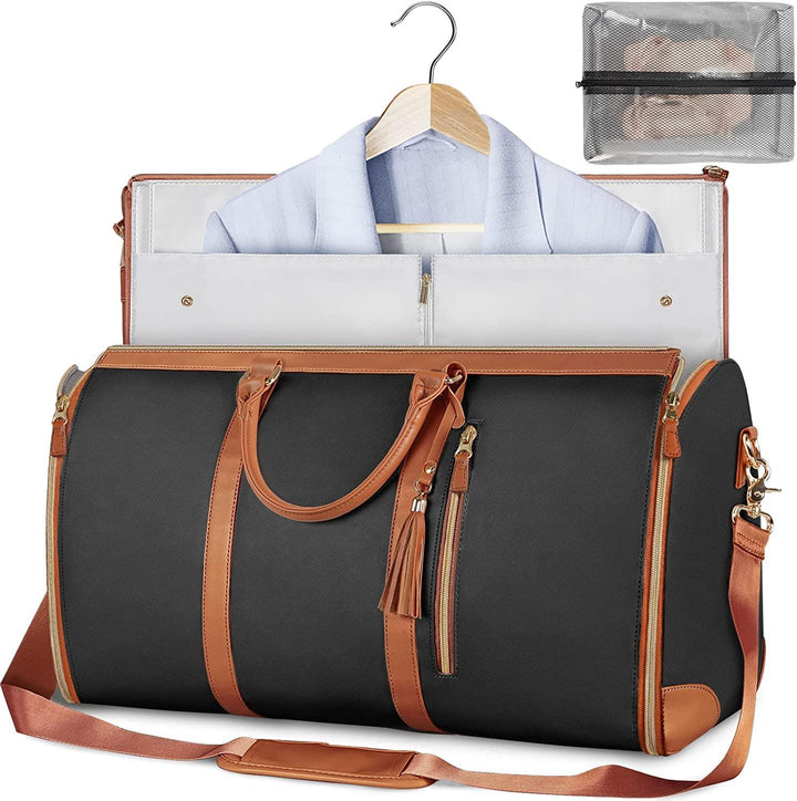 Opvouwbare kledingtas voor zakelijke reizen, geopend met vakken voor hemden, broeken en persoonlijke accessoires.