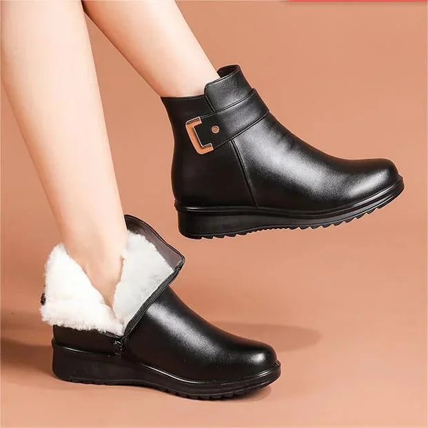 Elegante zwarte leren Ella dameslaarzen. Orthopedische comfortschoenen met antislipzool en warme wintervoering.
