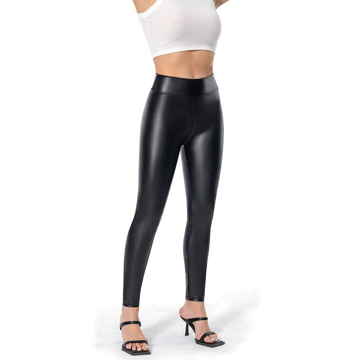 Hoogwaardige zwarte matte imitatie leren broek voor dames, skinny model met ritssluiting aan de achterzijde.