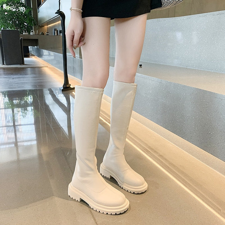 Modieuze SloaneBoots leren enkellaarzen in melktheekleur. Stijlvolle damesschoenen die comfortabel aanvoelen.