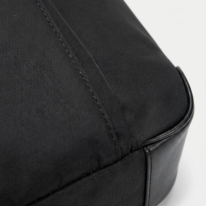 Duurzame zwarte Oxford laptoptas voor zakelijk gebruik; ideale, stijlvolle businesstas en laptophoes voor reizen.