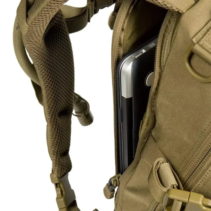 Sven tactische rugzak met bevestigde accessoires via MOLLE-systeem, klaar voor het avontuur.