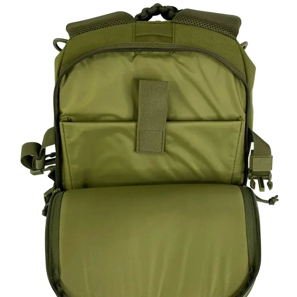 Achterkant van de Sven outdoor rugzak met comfortabele schouderbanden voor duurzaam dragen.