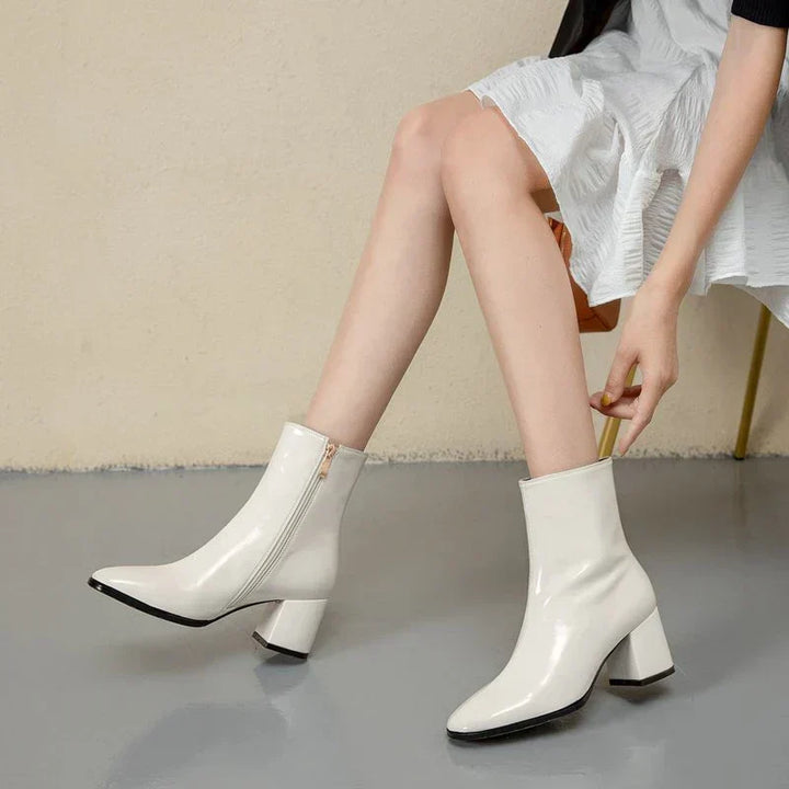 Comfortabele & stijlvolle lakleren dames enkellaarzen 'Luna'. Perfecte schoenen voor herfst- en wintermode.