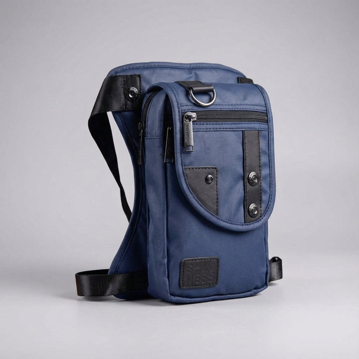 Model draagt zwarte verstelbare CrossGrip beentas comfortabel aan dij, perfect voor wandelen en outdoor activiteiten.