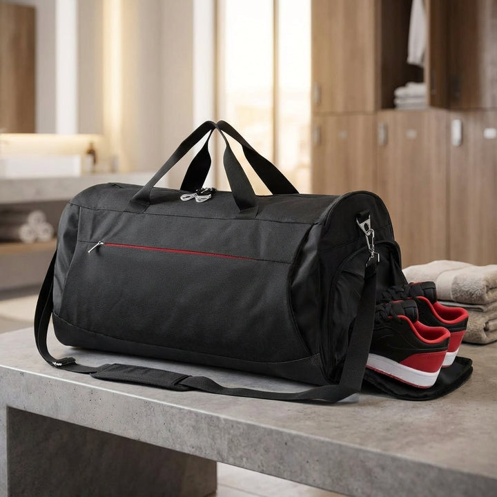 Zwarte unisex DufflePro sporttas 45L met schoenenvak, ideaal voor gym, sport en reizen. Waterdicht.