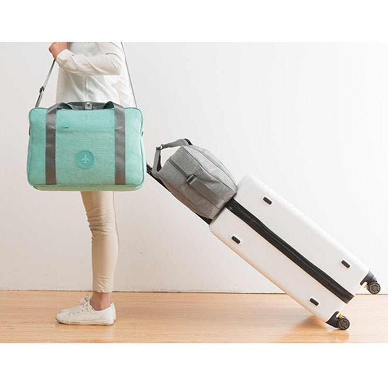 Een reiziger met de universele handbagage reistas op een luchthaven, bewijst reisgemak en functionaliteit.