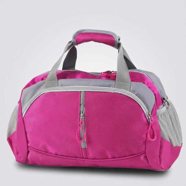 Zwarte unisex reistas met stevige handvatten en afneembare schouderriem, compacte sporttas.