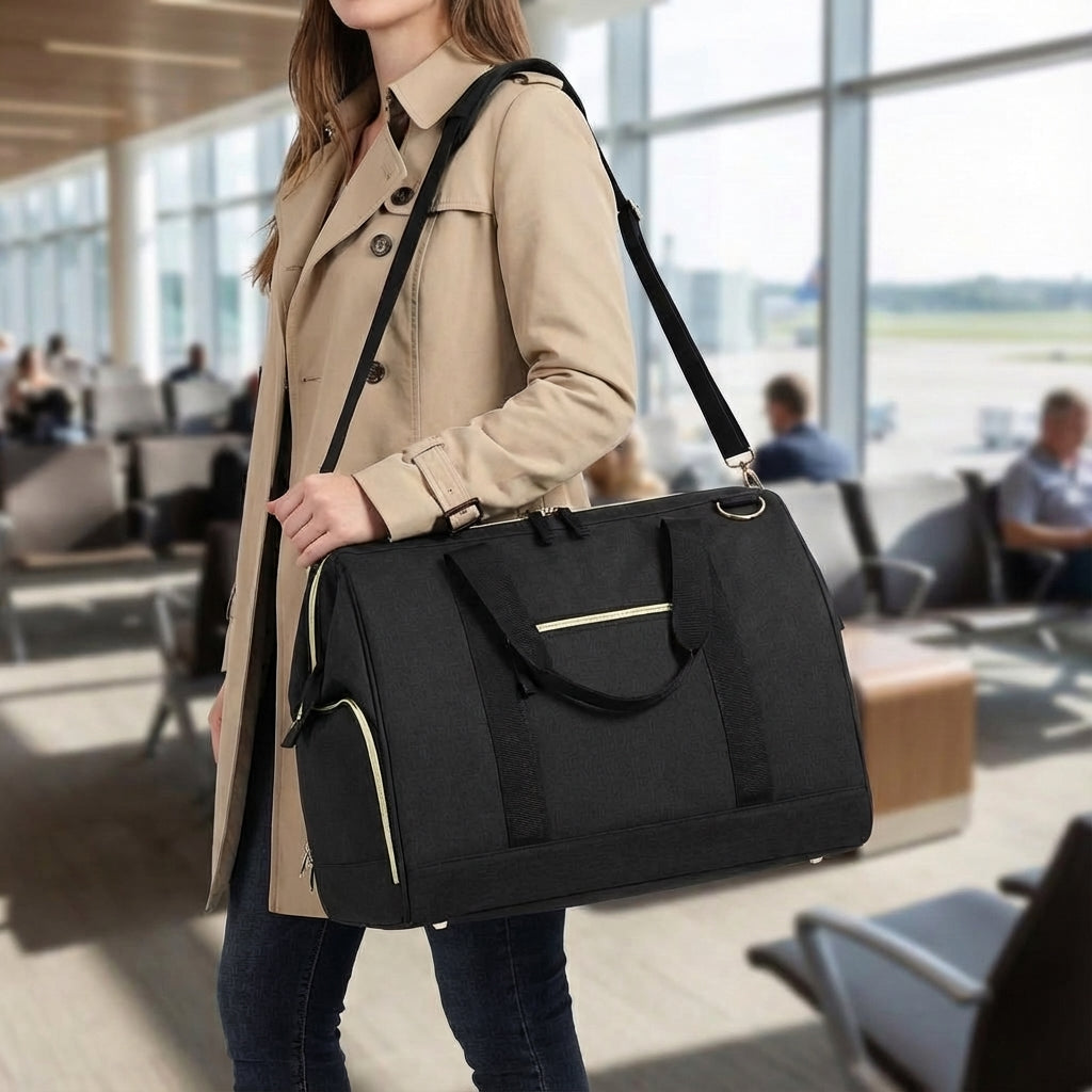 Zwarte unisex waterbestendige 33L reis duffel. Ideaal voor weekendtrips en sportactiviteiten, met handige organizer.