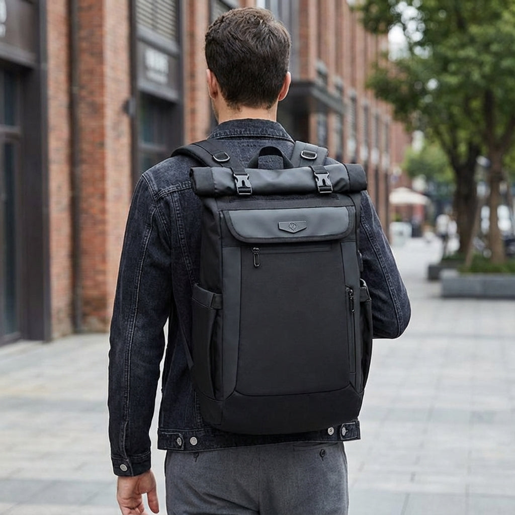 Zwarte Venturo rolltop reisrugzak met waterbestendig design en ruim laptopvak, ideaal voor reizen en pendelen.