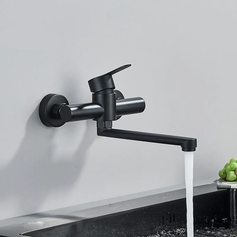 Zwarte wandkeukenkraan met 360° draaibare uitloop en dubbele hendel voor warm & koud water, modern design.