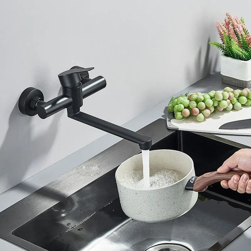 Moderne zwarte wandkeukenkraan, 360° draaibaar, met dubbele hendel. Ruimtebesparend en stijlvol voor elke keuken.
