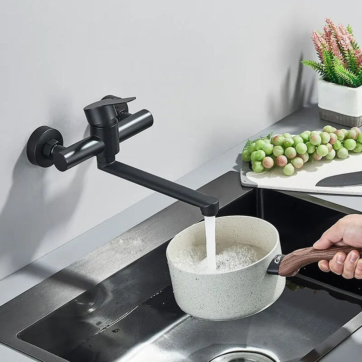 Moderne zwarte wandkeukenkraan, 360° draaibaar, met dubbele hendel. Ruimtebesparend en stijlvol voor elke keuken.
