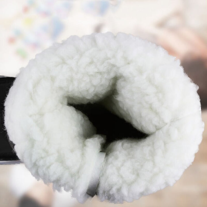 Zwarte waterdichte dames winterlaarzen, zijkant, met warme voering en stevige zool voor grip in de sneeuw.