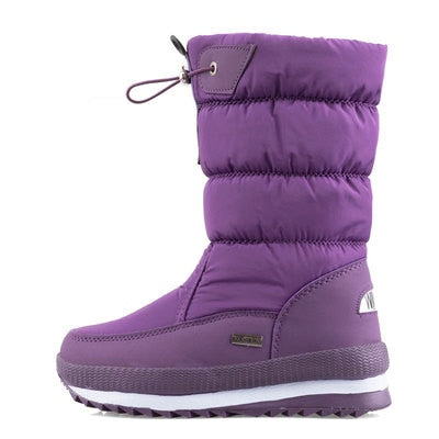 Detail van de warme en waterdichte stof van de zwarte ChickBoots dames snowboots, zachte voering zichtbaar.