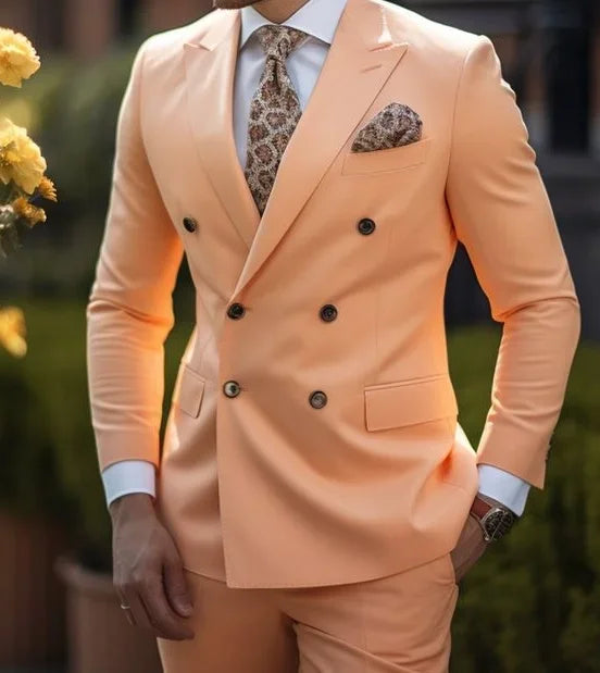 Man draagt een double-breasted slim-fit herenpak in wit, een elegante keuze voor speciale evenementen.