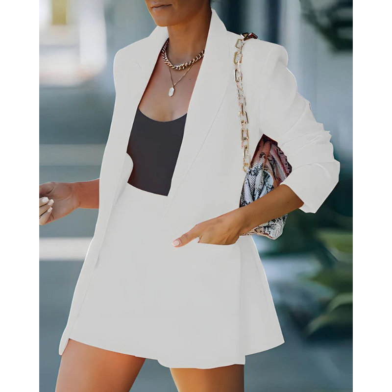 Tweeledig Dames Blazer Set in beige, getailleerde blazer met bijpassende shorts, elegant en veelzijdig.