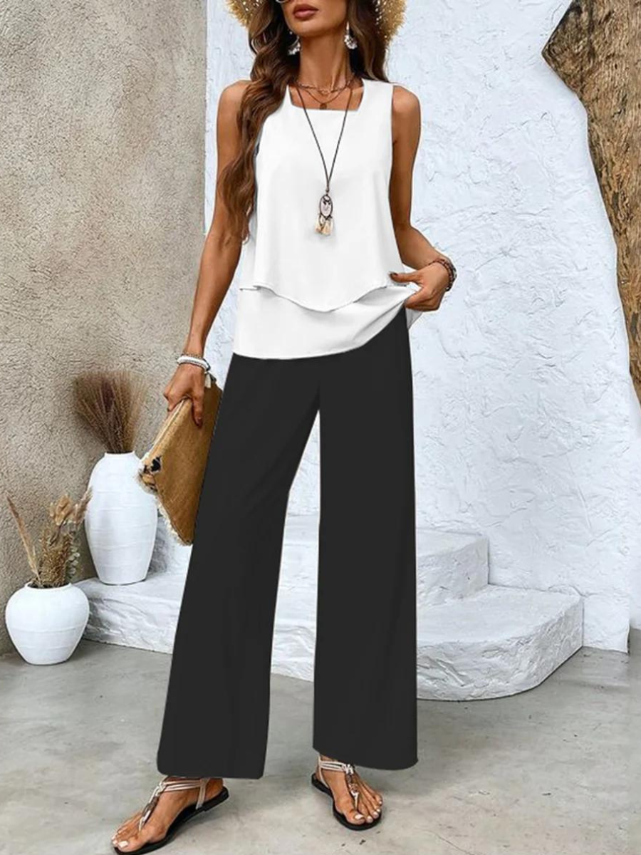 Model draagt de dames tweedelige set in een elegante styling.