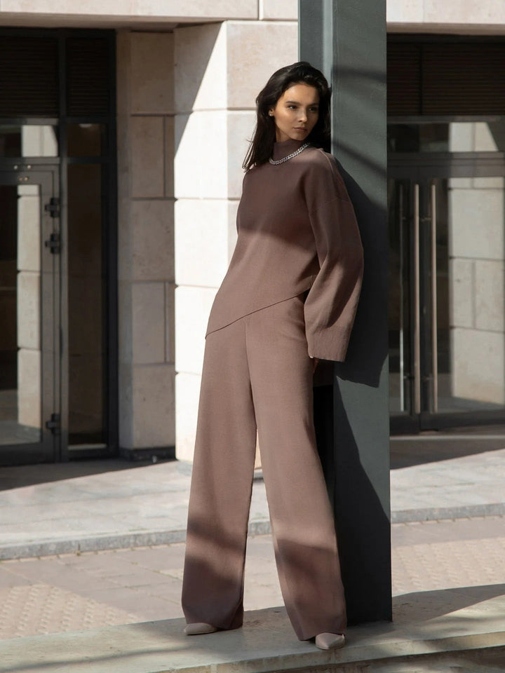 Dames Tweedelige Set in Beige, asymmetrische snit, elegant design voor dagelijks dragen of speciale gelegenheden, hoogwaardige loungewear.