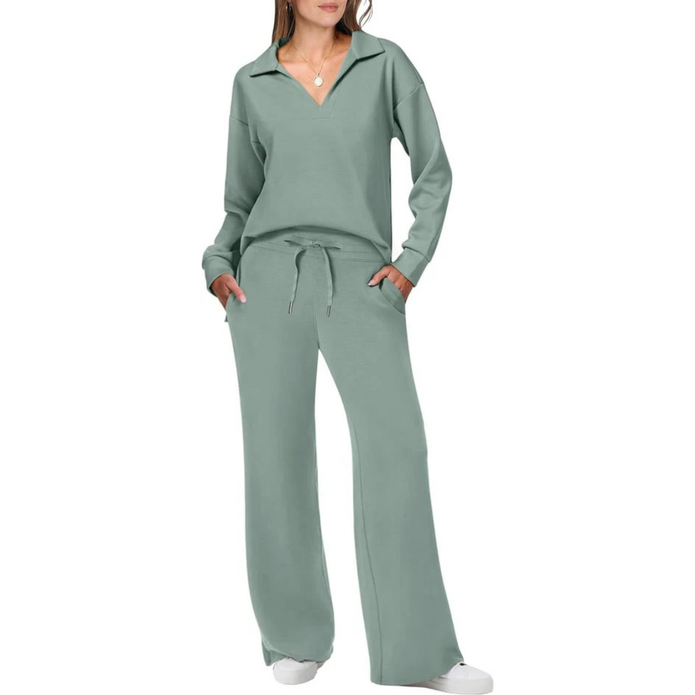Tweedelige dames set met V-hals top en losse broek in zachte kleuren voor stijlvolle ontspanning en comfort.