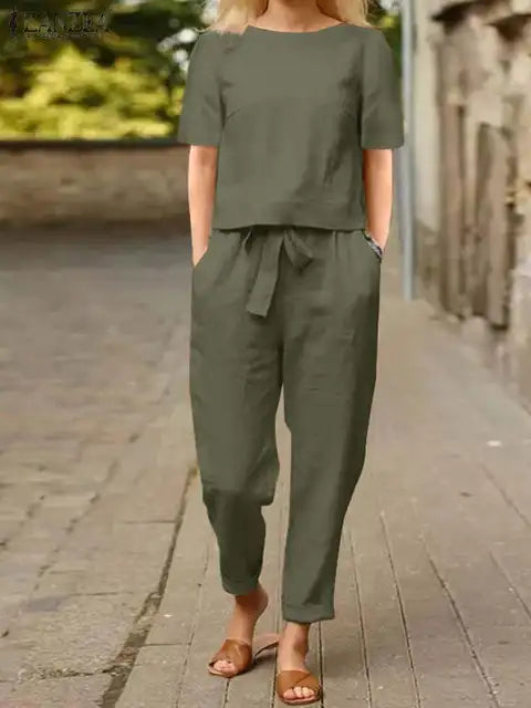 Tweedelige dames zomerset met elegante blouse met korte mouwen en zwierige harembroek, ideaal voor stijlvolle uitjes.