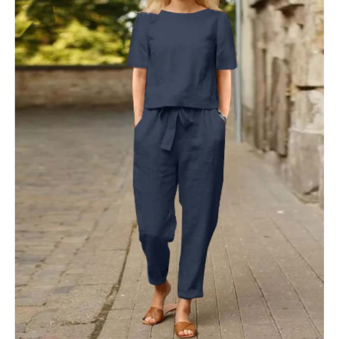 Tweedelige dames zomerset met elegante blouse met korte mouwen en zwierige harembroek, ideaal voor stijlvolle uitjes.
