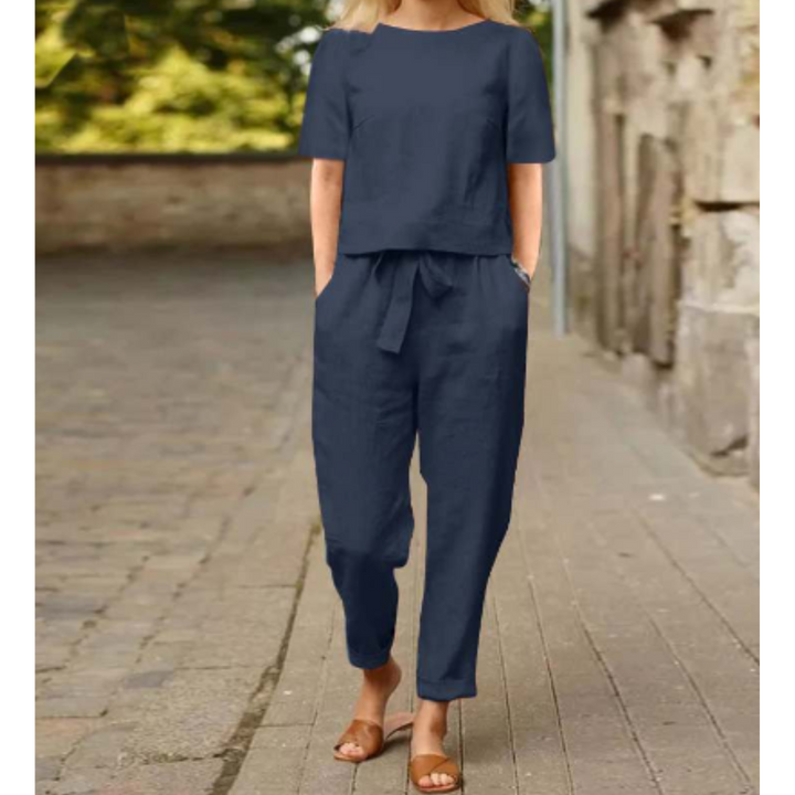Tweedelige dames zomerset met elegante blouse met korte mouwen en zwierige harembroek, ideaal voor stijlvolle uitjes.