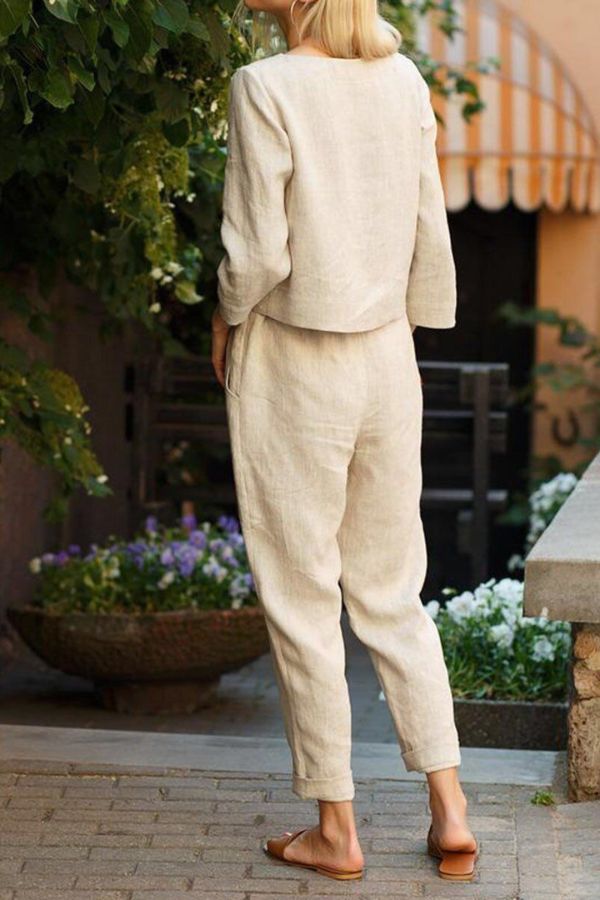 Tweedelige dames zomerset met elegante blouse met korte mouwen en zwierige harembroek, ideaal voor stijlvolle uitjes.